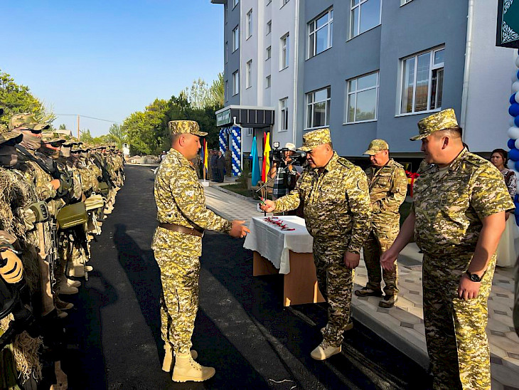 Kamchybek Tashiev handed over the keys to apartments to border guards in the Batken region