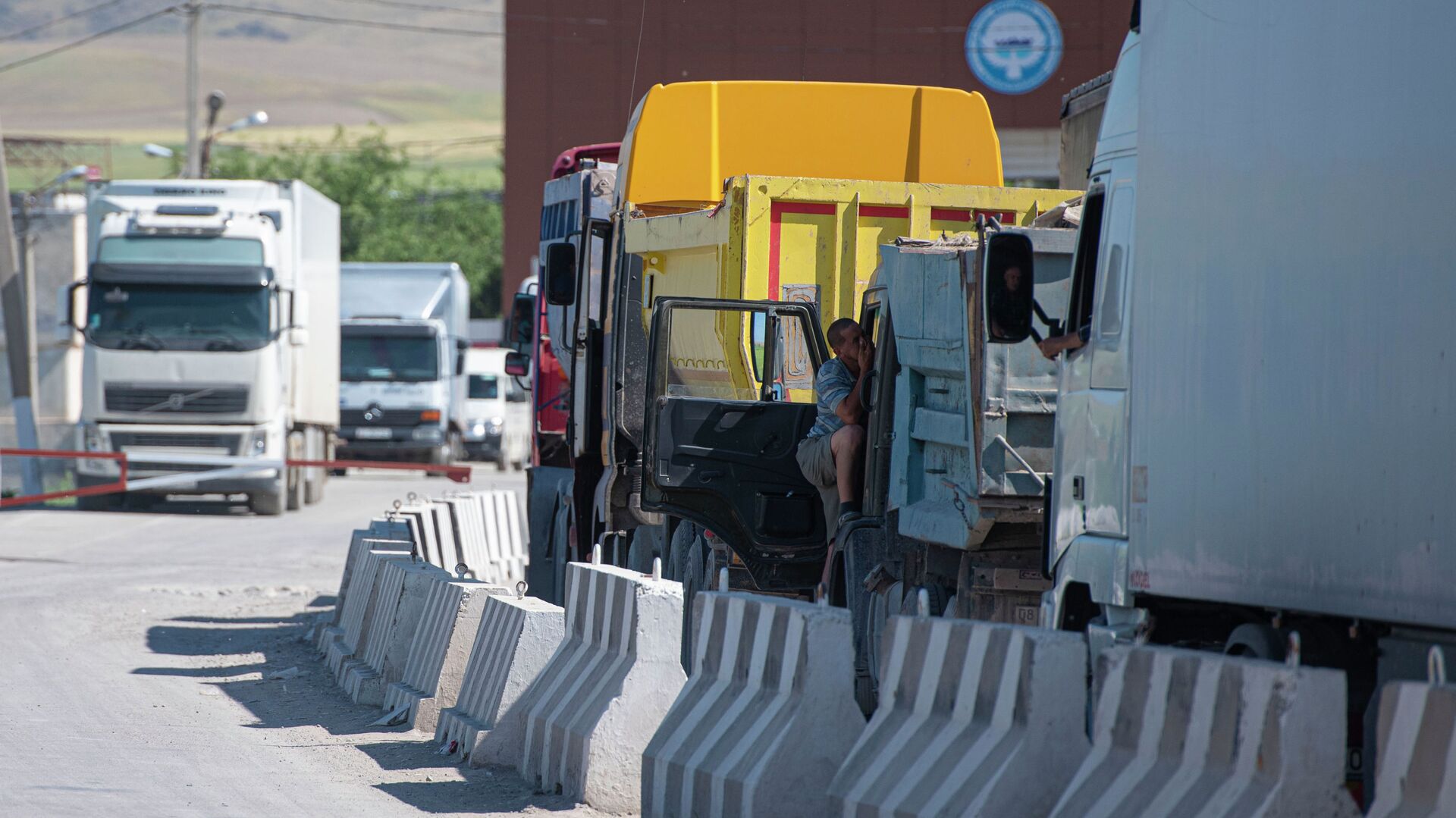 The border service of Kyrgyzstan reports a concentration of trucks on the border with Kazakhstan