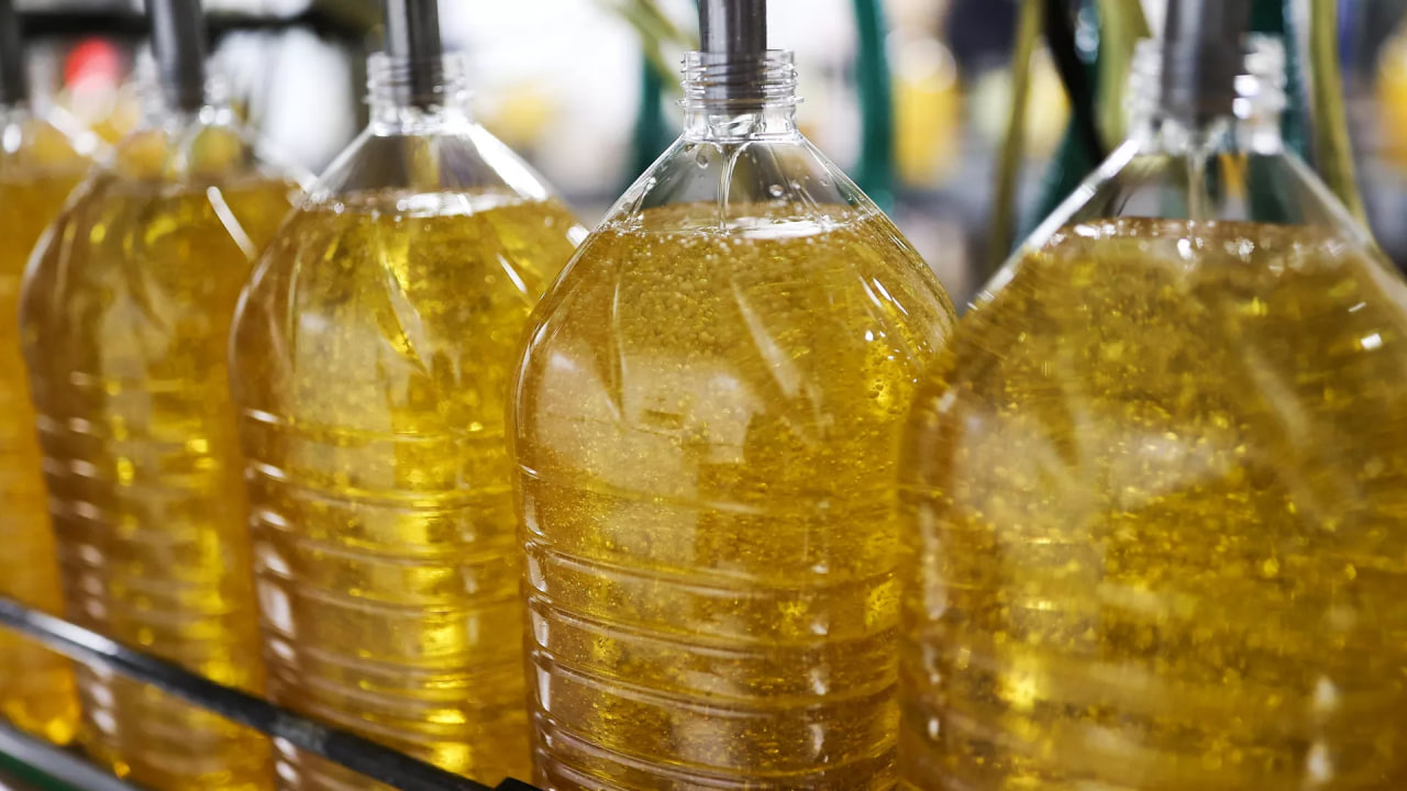 Which country has become the main exporter of sunflower oil to Tajikistan?