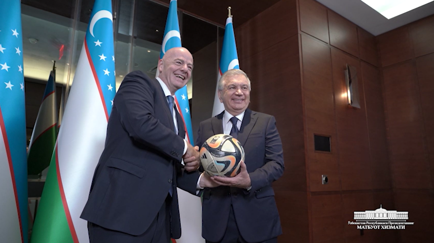 The head of FIFA presented a personal soccer ball to Shavkat Mirziyoyev
