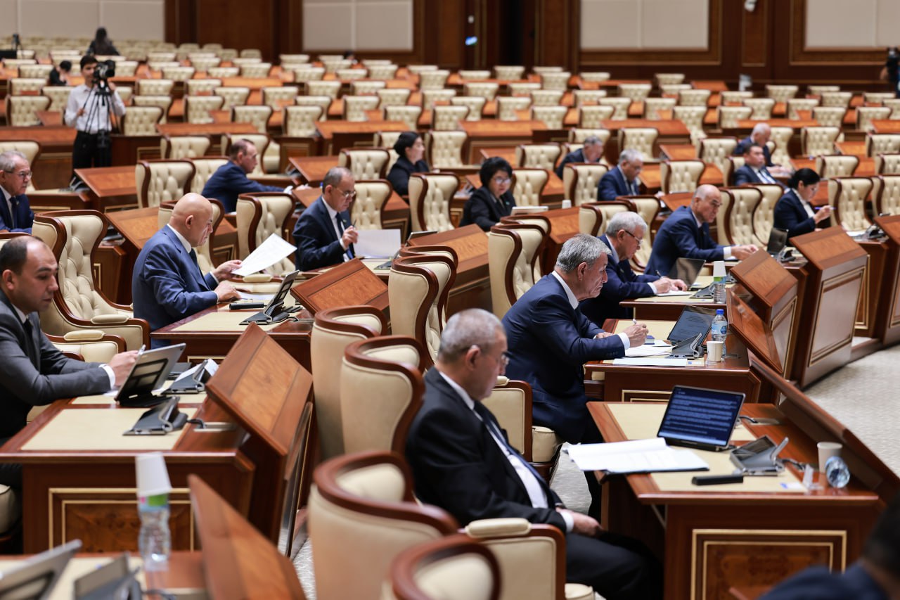 Senat ko‘p xotinlikni targ‘ib qilish va jamoat joylarida yuzini to‘sib yurishni taqiqlovchi qonunni maʼqulladi
