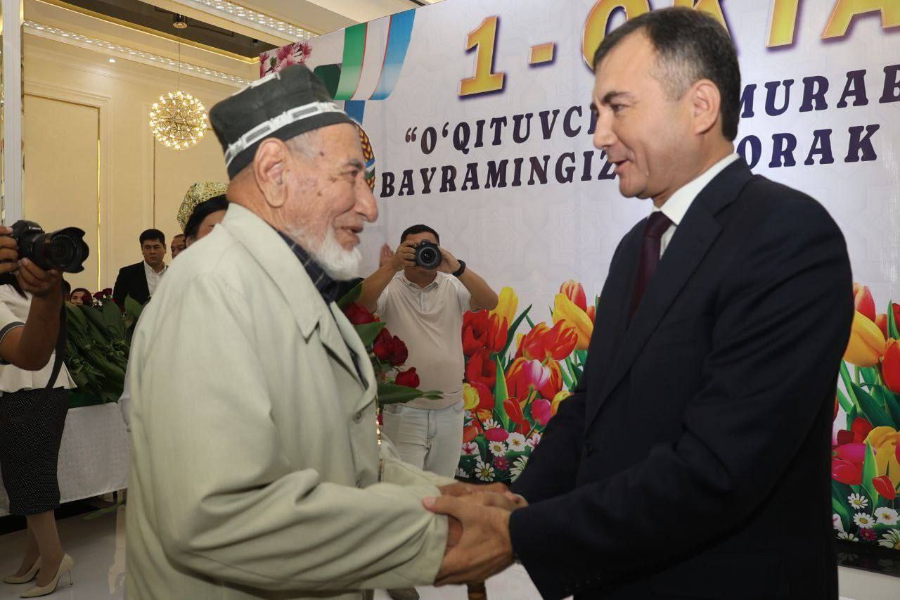 A 98-year-old teacher in Kashkadarya was awarded with the "Labour Fame" order