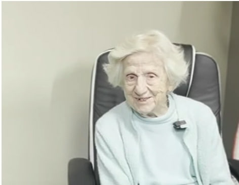 A 104-year-old American mother broke the world record by jumping with a parachute