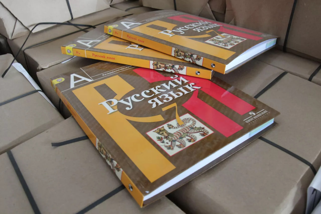 How many schoolchildren in Tajikistan study in Russian?