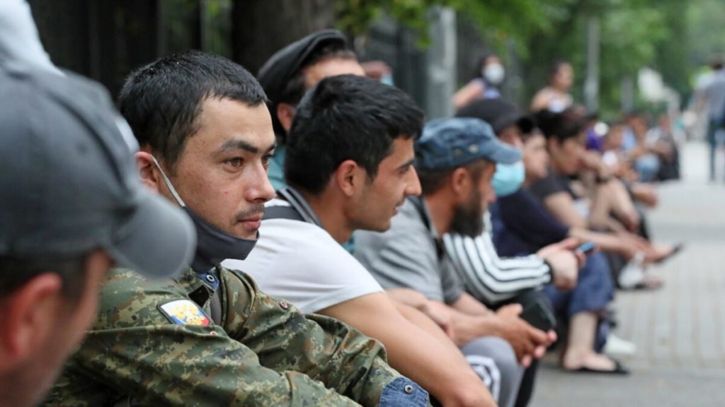 Rossiyada migrantlarni urushga borishni istamasa Rossiya fuqaroligidan mahrum etish taklif qilindi