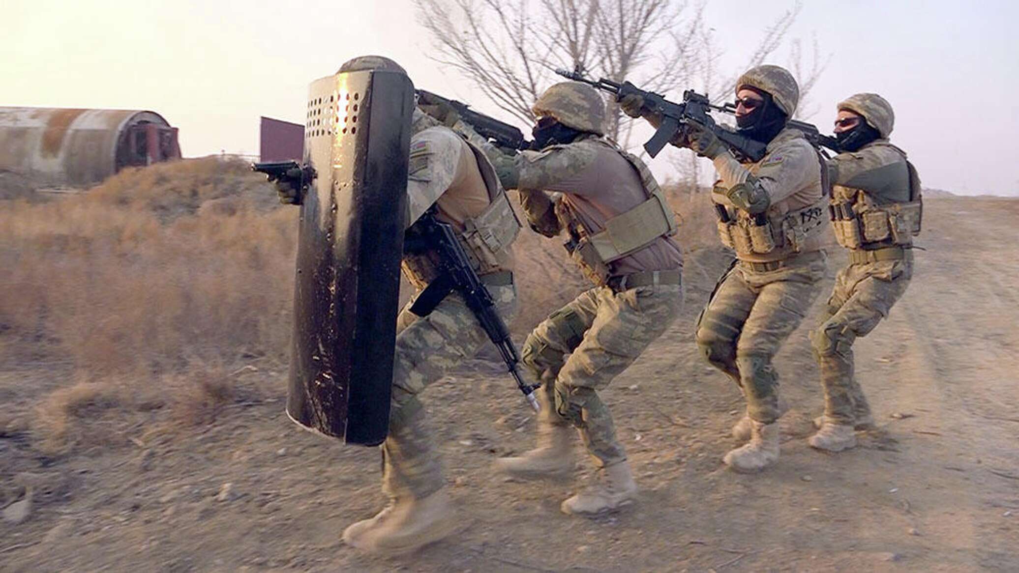 Azerbaijani special forces defuse command posts of a simulated enemy