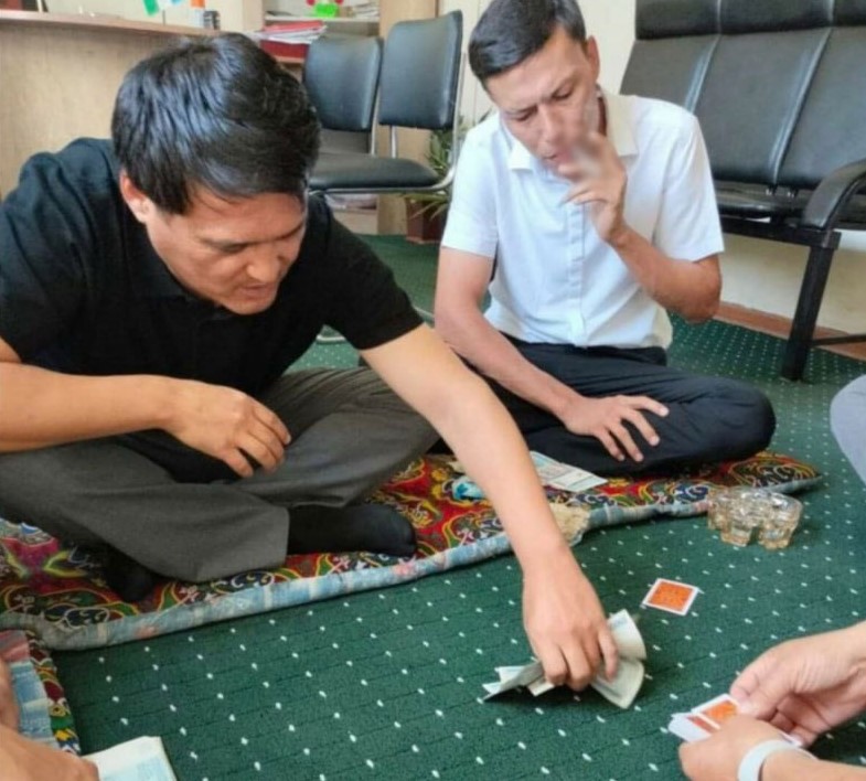 In Fergana, the employees of the state organization playing cards in the office quit their jobs