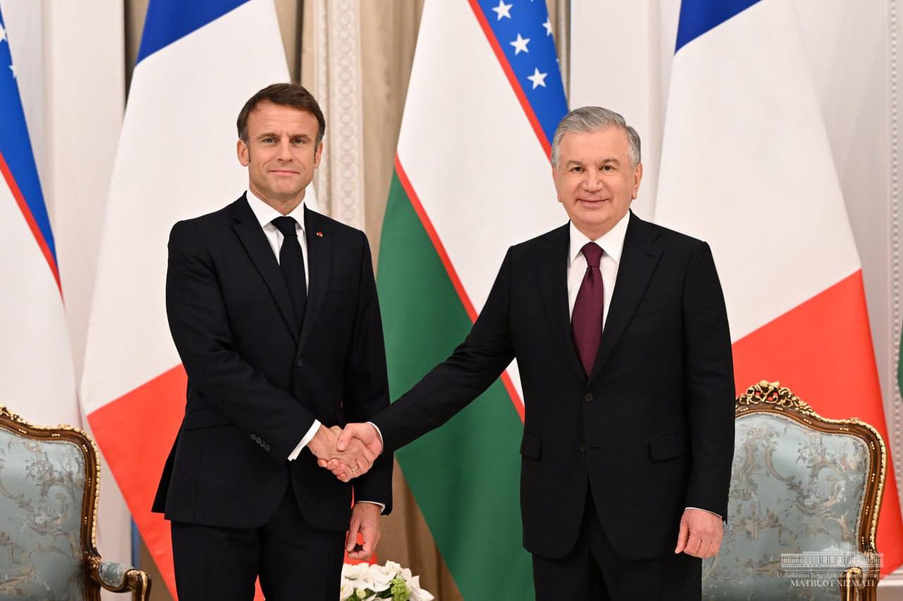 A small meeting between the presidents of Uzbekistan and France took place in the congress center in Samarkand
