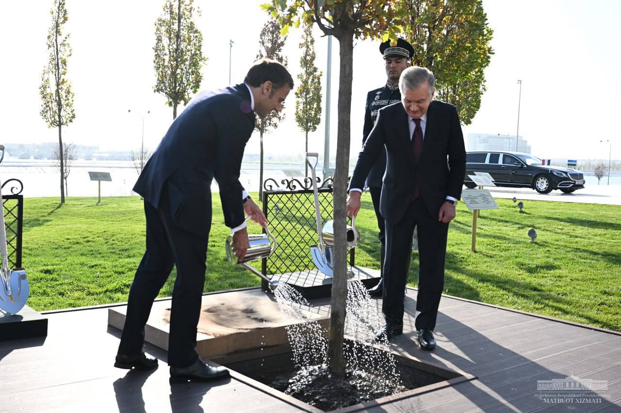 The heads of state got acquainted with the cultural heritage exhibition of Uzbekistan and planted a tree together ​