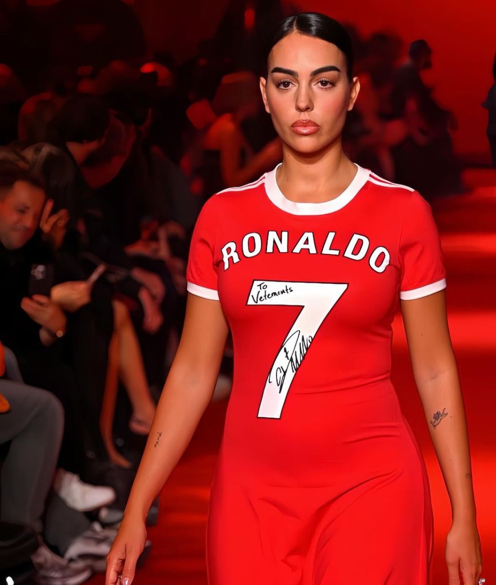 Ronaldo's girlfriend Georgina surprised everyone at Paris Fashion Week!
