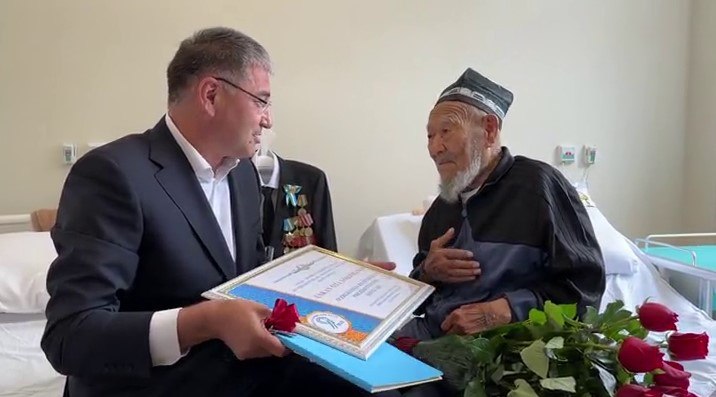 The president presented a house to a war veteran