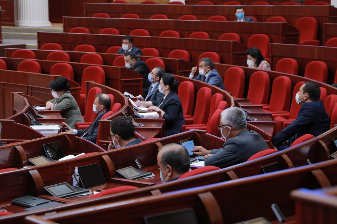 The powers of deputies and senators who have received a residence permit in a foreign country will be terminated