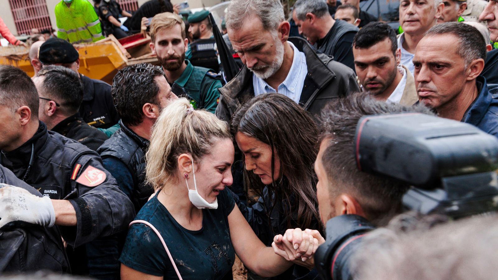 Spain threw mud at the king and queen