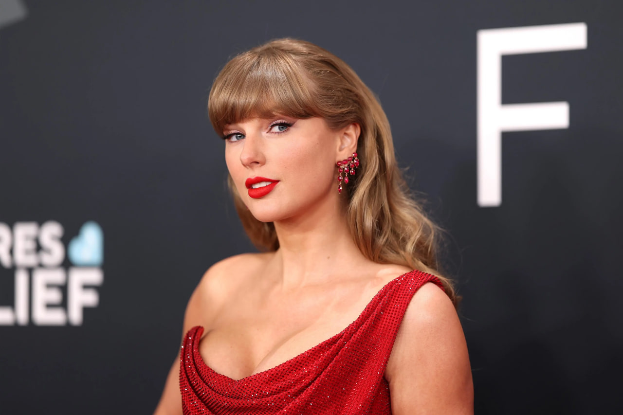 Taylor Swift Donates $1 Million to Feeding America