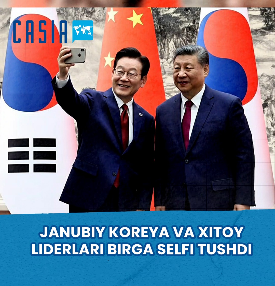 South Korean and Chinese leaders take a selfie together