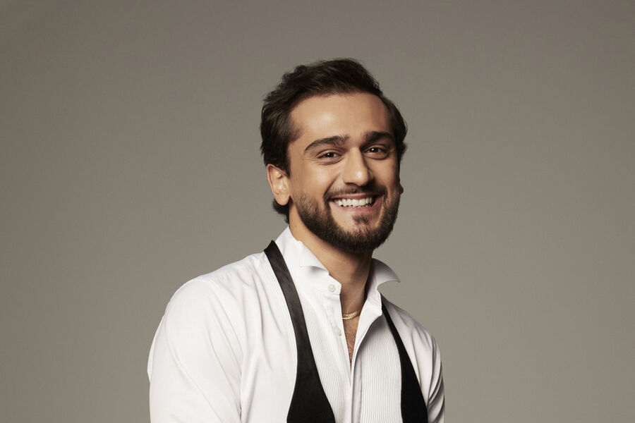 Popular Singer JONY Holds a Charity Auction Dedicated to the “Nearby” Exhibition