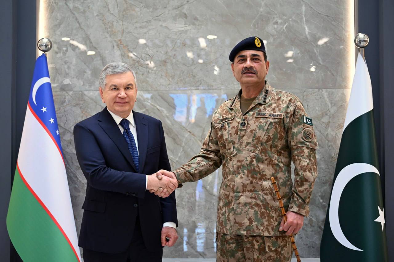 Mirziyoyev Meets Pakistan’s Chief of Defence Forces