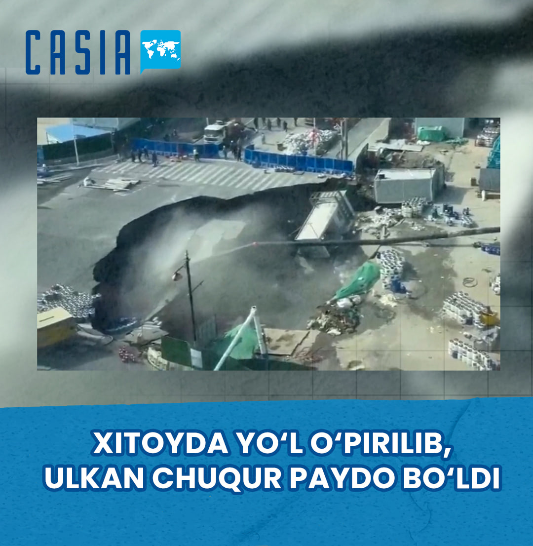 A huge pothole has formed on a highway in Shanghai