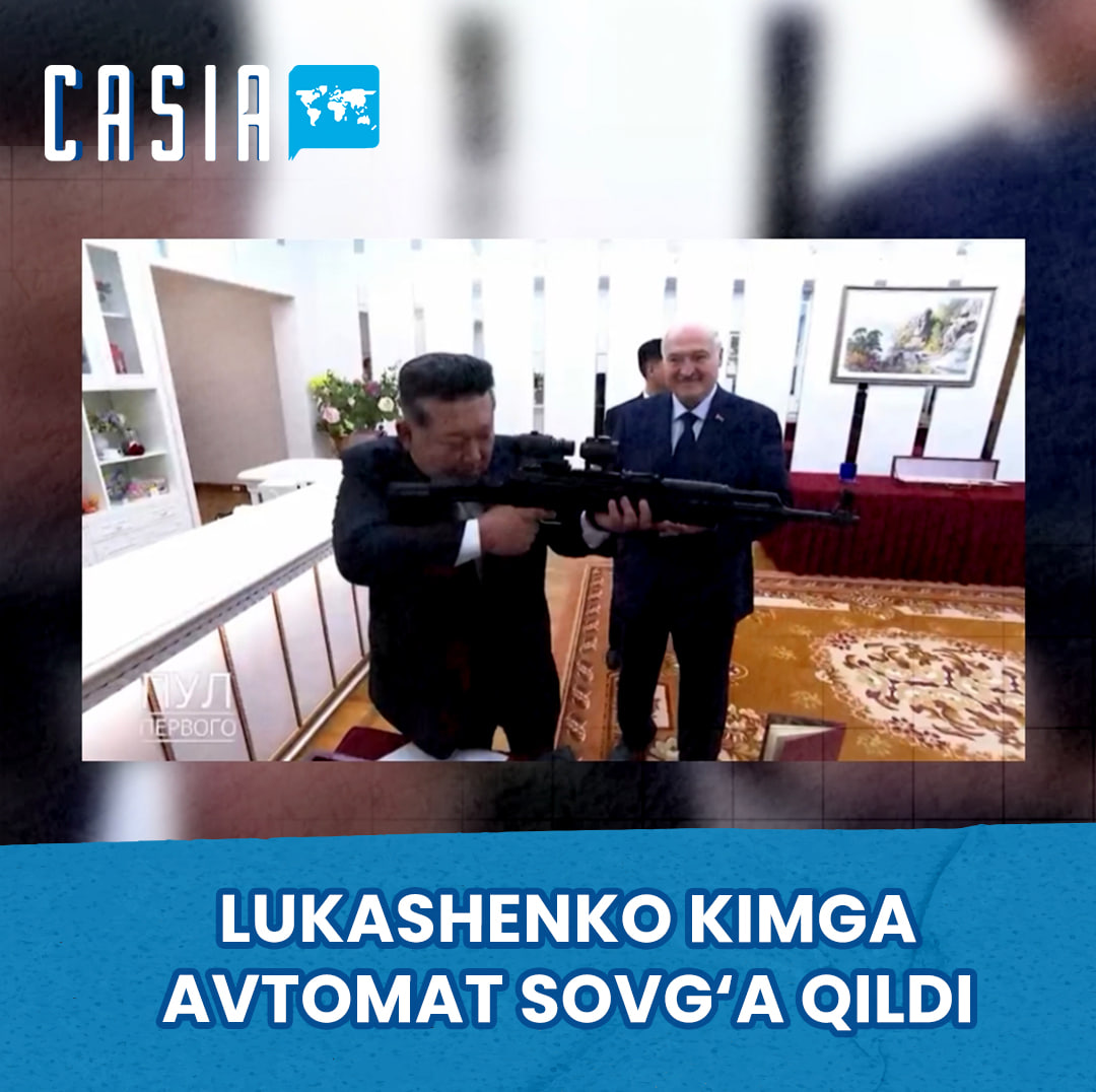 Lukashenko presents Kim Jong-un with a machine gun