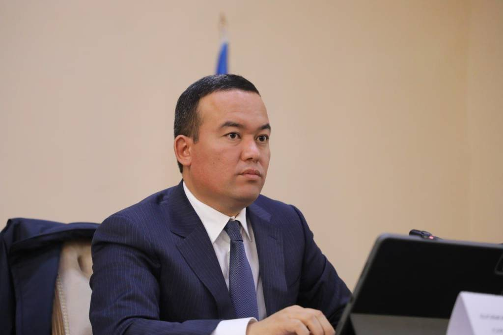 The governor of Surkhandarya region recommended eating honey instead of sugar