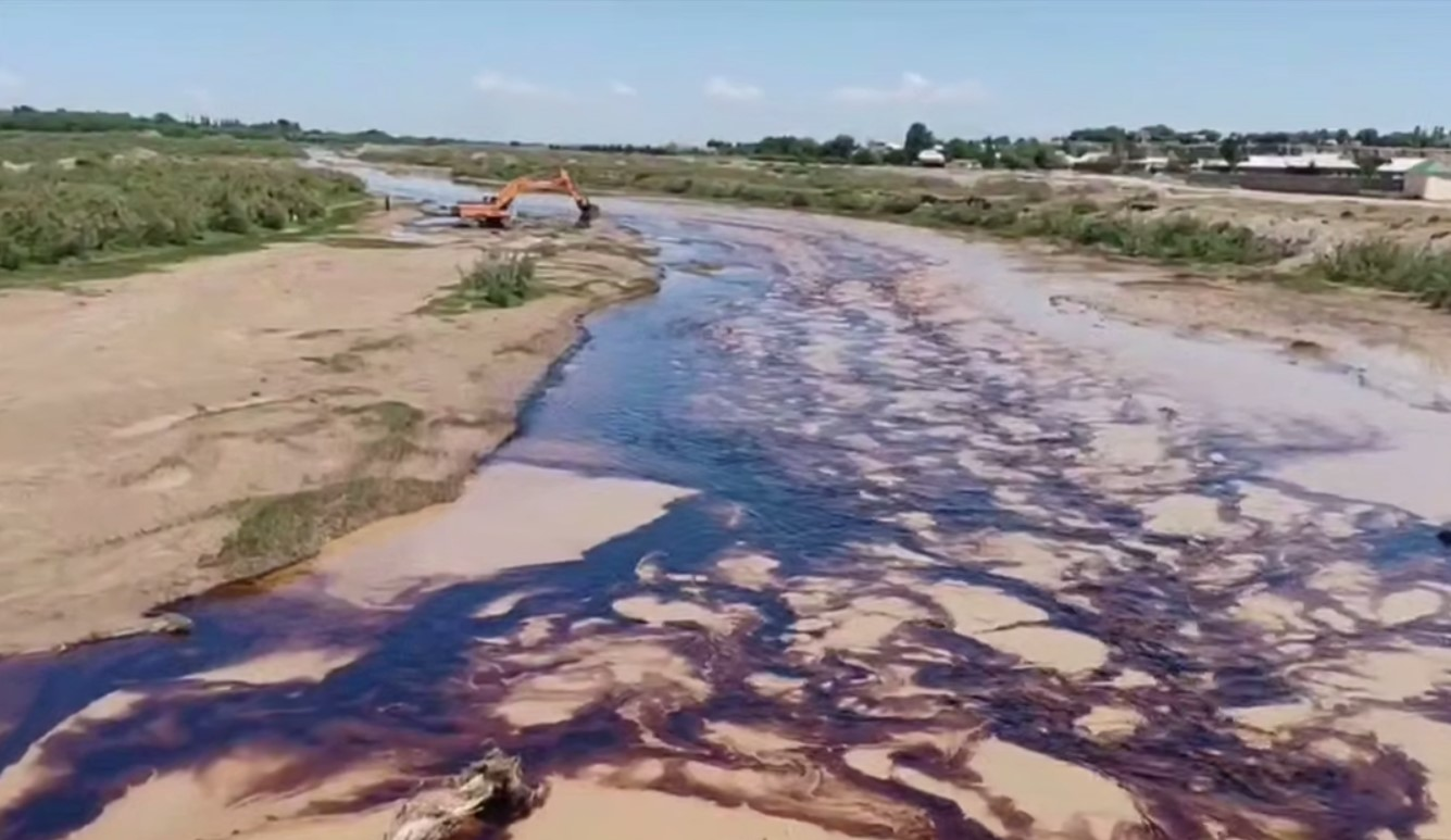 Oil spills into river in Surkhandarya after heavy rainfall