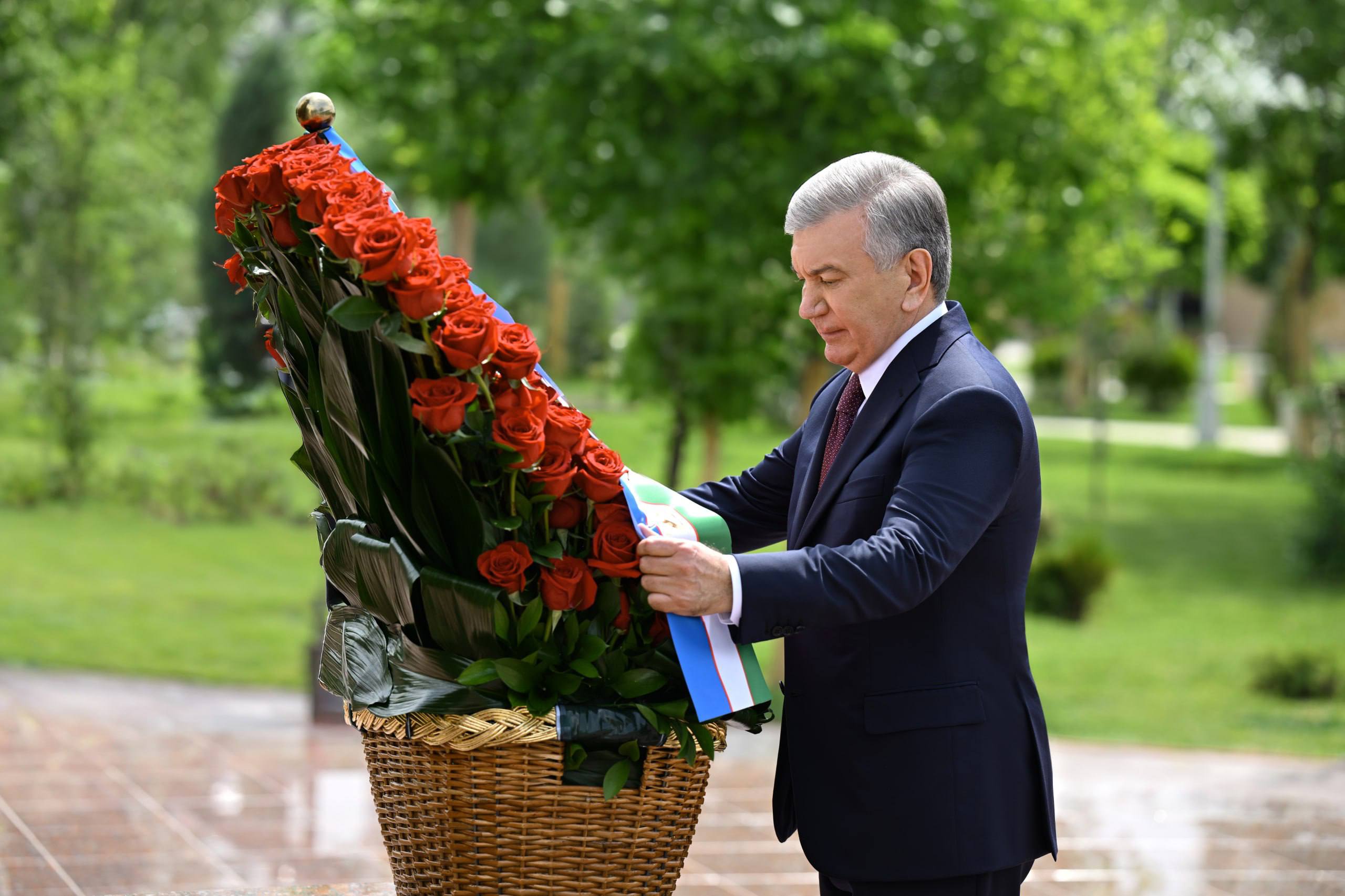 The President commemorated war heroes in the Victory Park