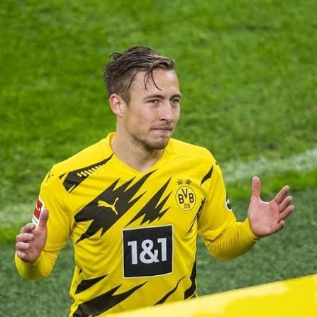 Felix Passlack Shows Off a Chewing Gum Trick 😂🍬