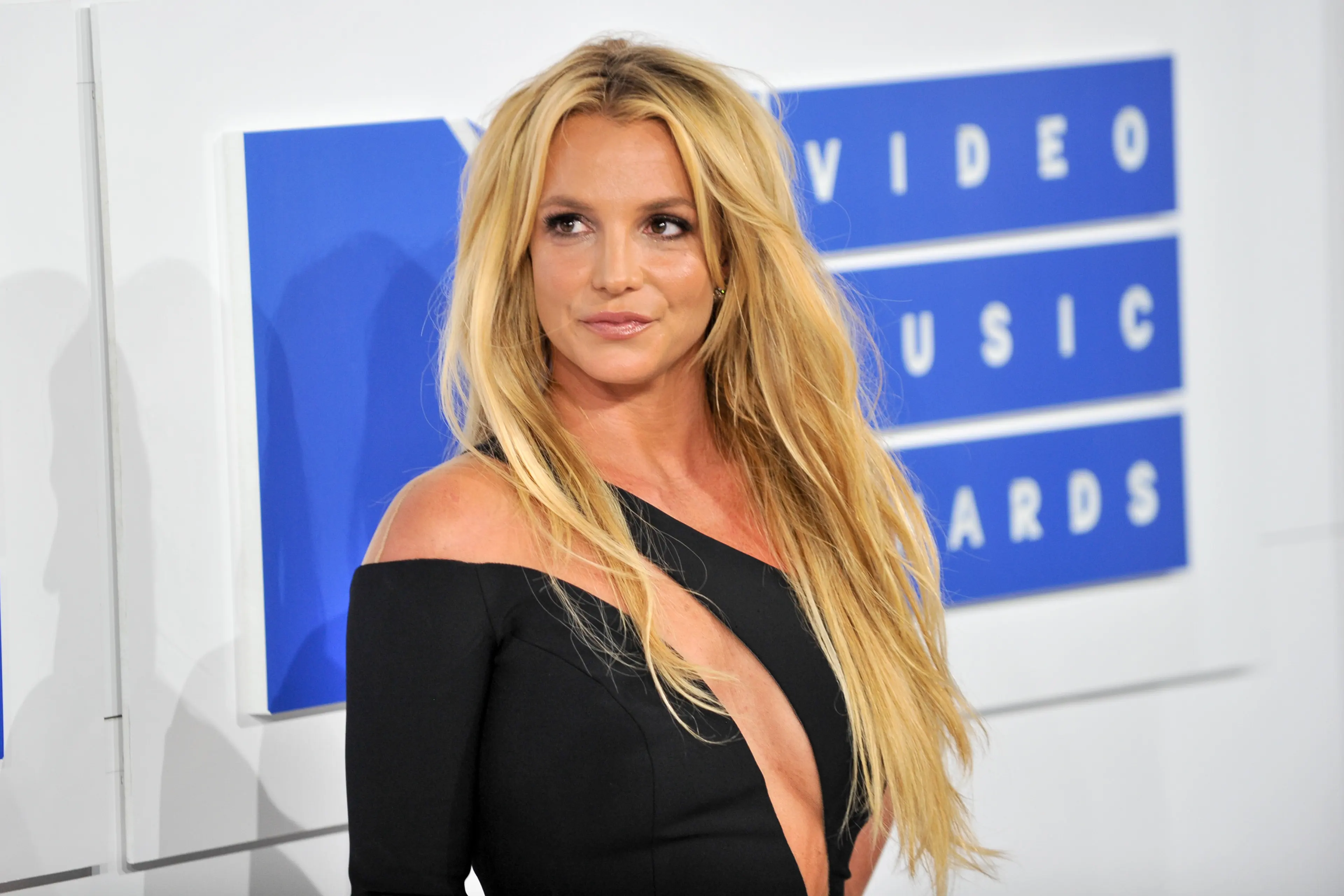 Britney Spears’ Song That Was Left Off the Album Released 25 Years Later.