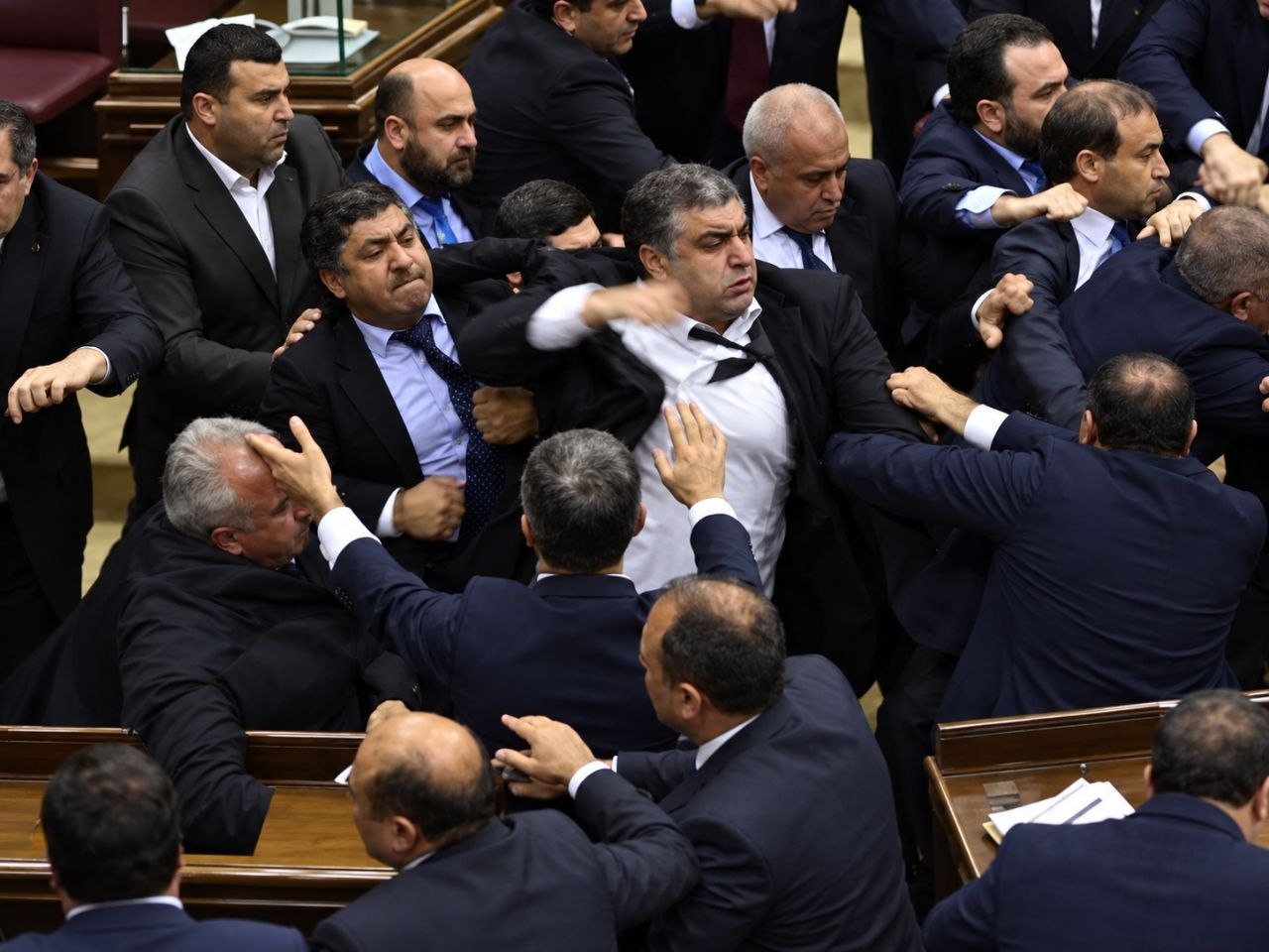 Armaniston parlamentida deputatlar ommaviy muştlaşib ketdi