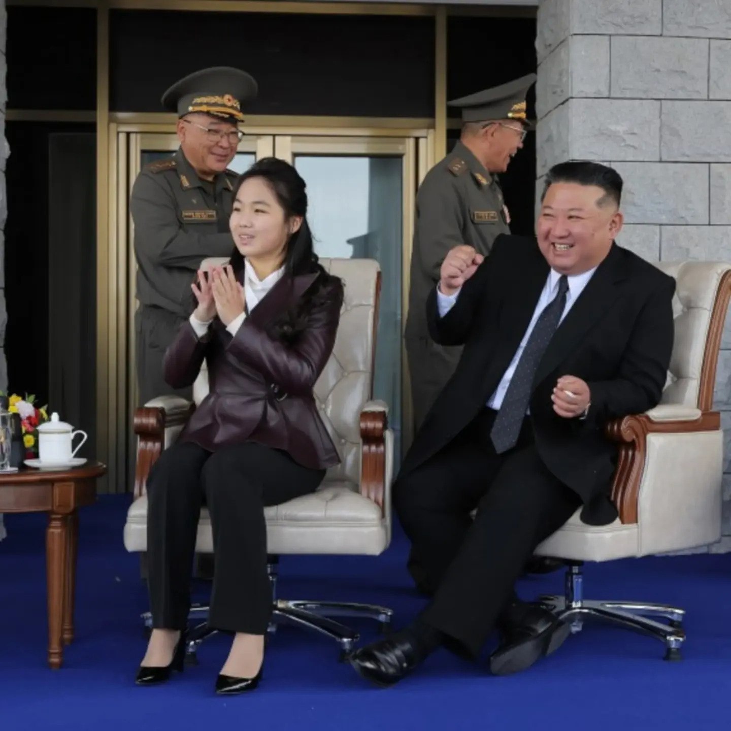 Kim Çen In qizi bilan Şimoliy Koreyaning yangi qurollarini tomoşa qildi